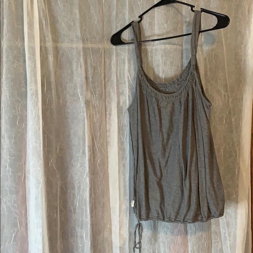 Grey Tanktop.